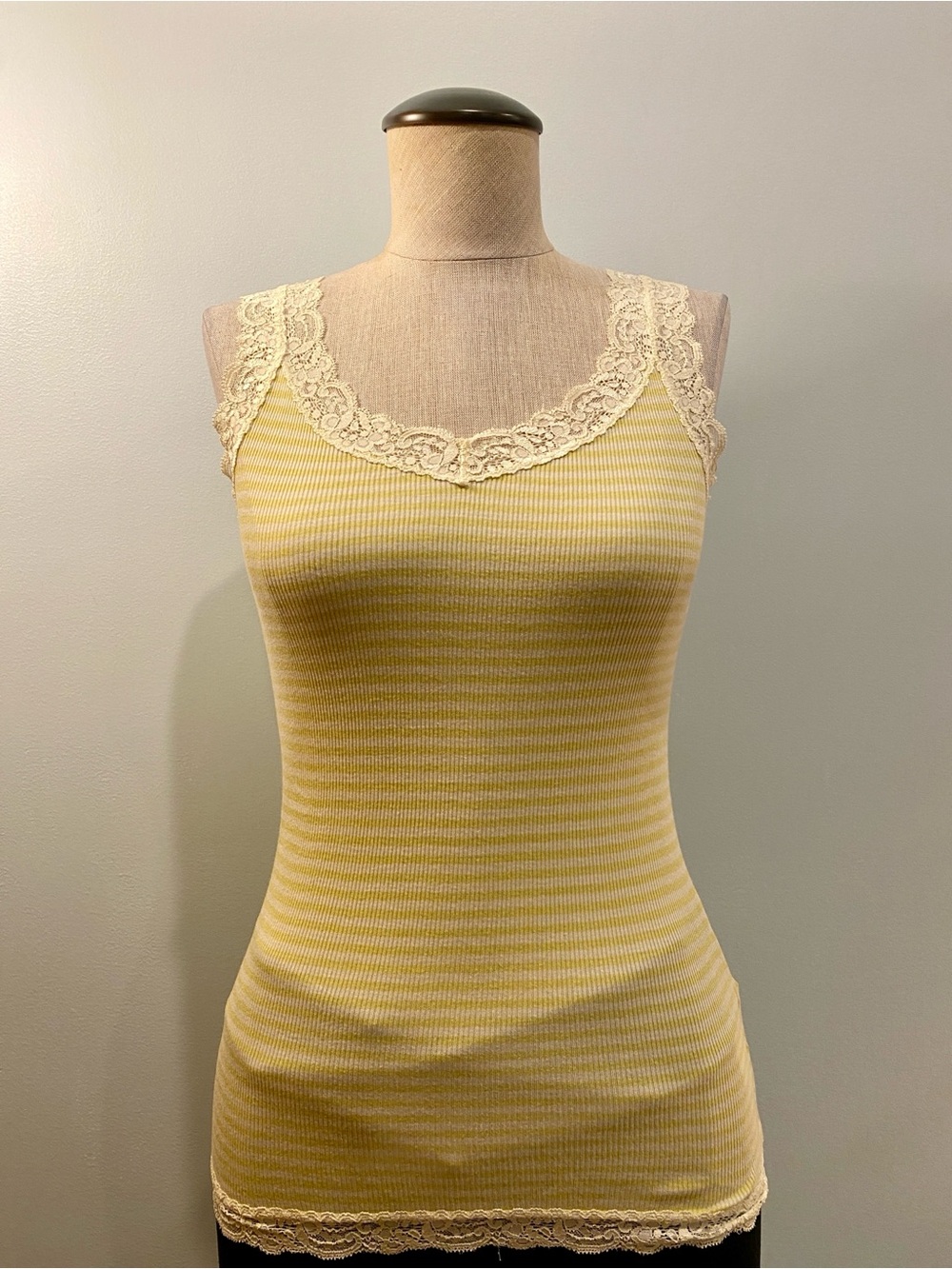 Uniqlo Green and White Ribbed Lace-Trim Tank. Size XS.